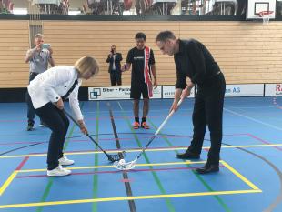 Regierungsrat Mario Fehr weiht die neue Halle mit einem Bully ein.