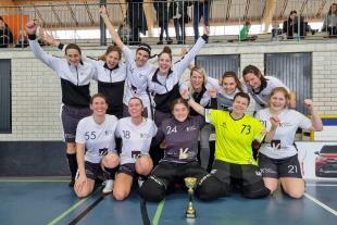 Damen I jubeln mit dem Pokal