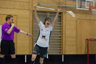 Nina Brecher trifft zum 1:1 gegen die Roten Teufelinnen