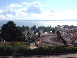 Die Spielerbank mit der schönsten Aussicht befindet sich wohl im "Salle des Cerisiers" in Gorgier am Neuenburgersee!
