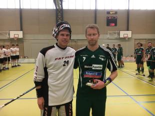 Anders Uhlin - geniesst die Ehrung mit geschlossenen Augen - mit dem Gamewinner gegen einen überragenden Pascal Bieri. Verdiente Bestplayers.