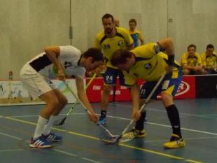 Linus Widmer und Adrian Capatt beim Bully beobachtet von Stefan  Neuhaus