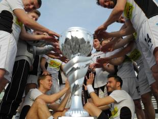 Rekordverdächtig ist die Grösse des Pokals für den Gruppensieg allemal...