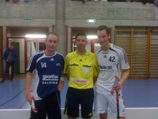Best Player Philipp Rötheli (Mümliswil, Nr. 14) und Linus Widmer (Gossau, Nr. 42) zusammen mit Schiedsrichter Patrick Hager