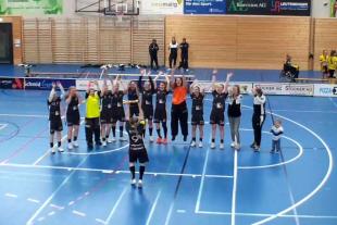 Gruppensieger! Captain Lara Guillod mit dem wohlverdienten Pokal.